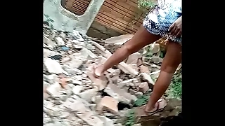 O cara acorda a  de sua namorada e se oferece para chupar seu pau grande